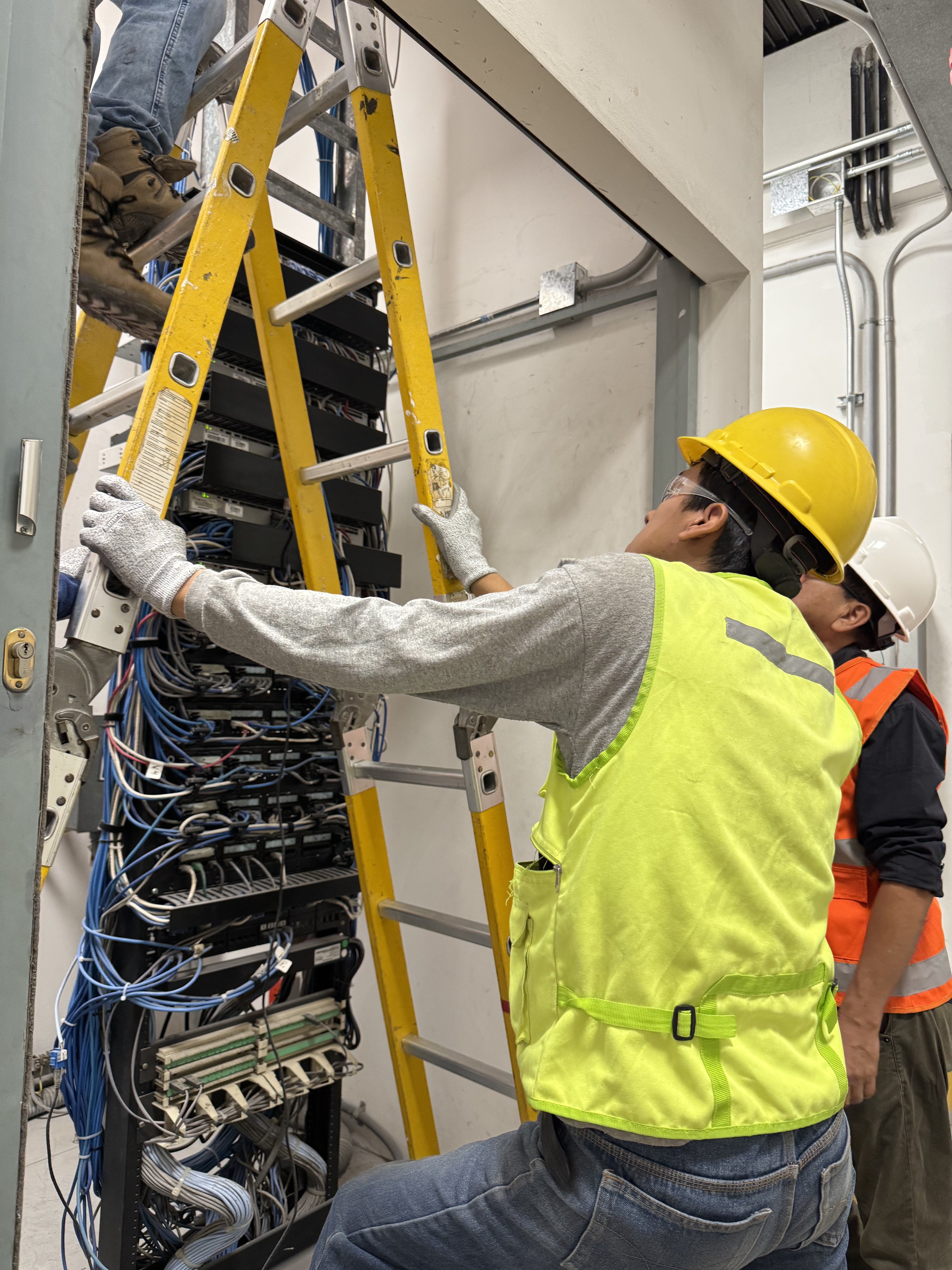 Equipo revisando el diseño de una red de fibra óptica para un proyecto de conectividad empresarial.
